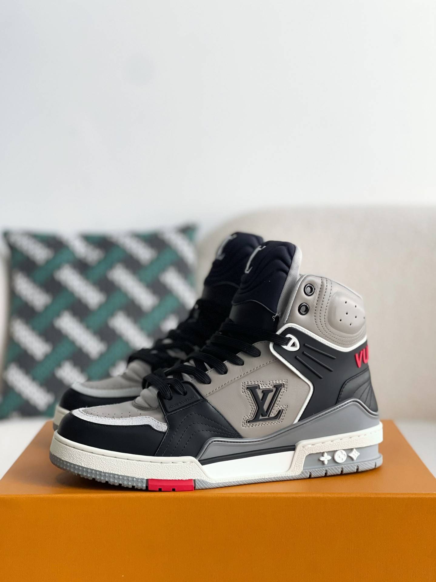 L*V TRAINER SNEAKERS