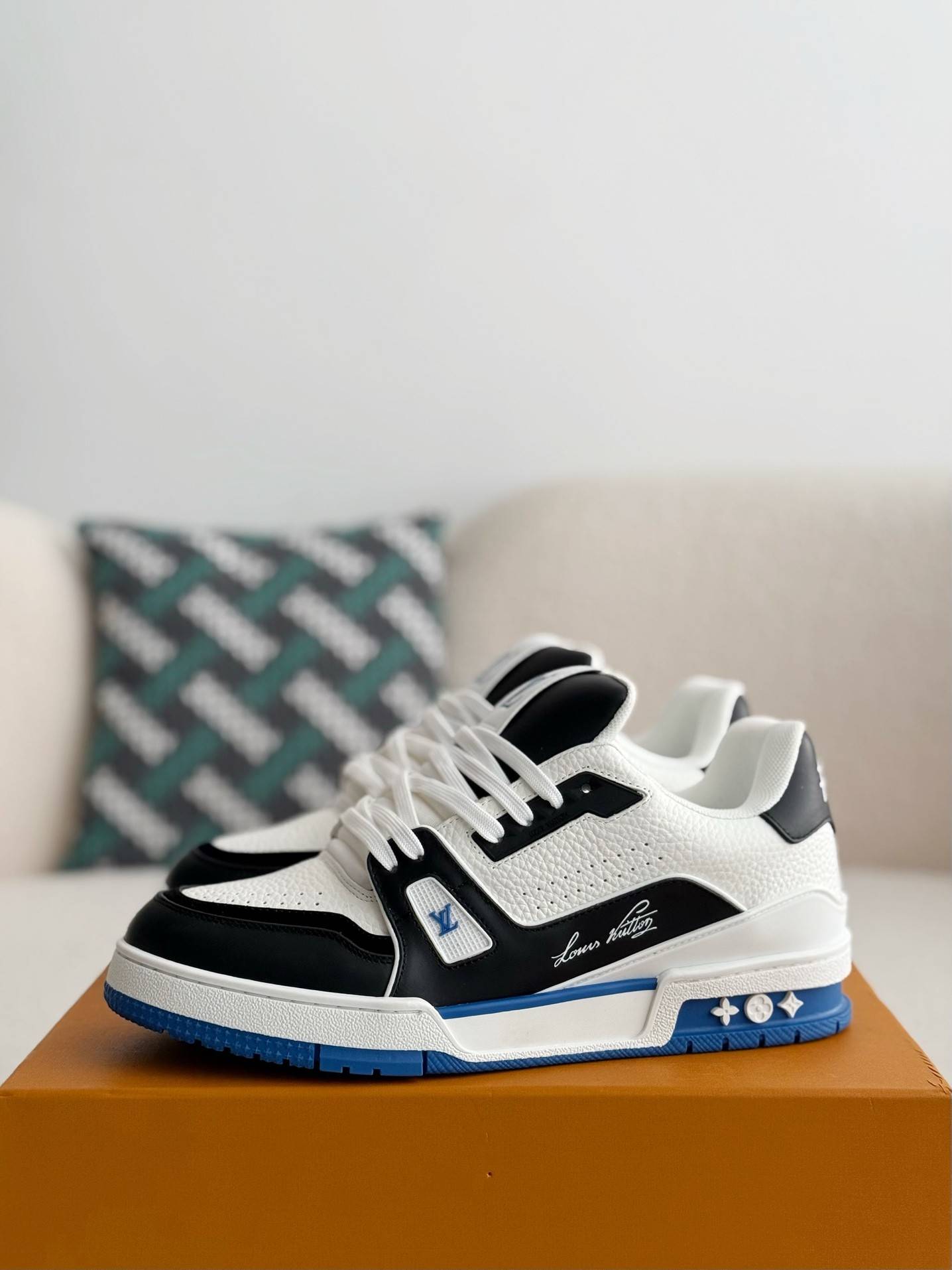 L*V TRAINER SNEAKERS
