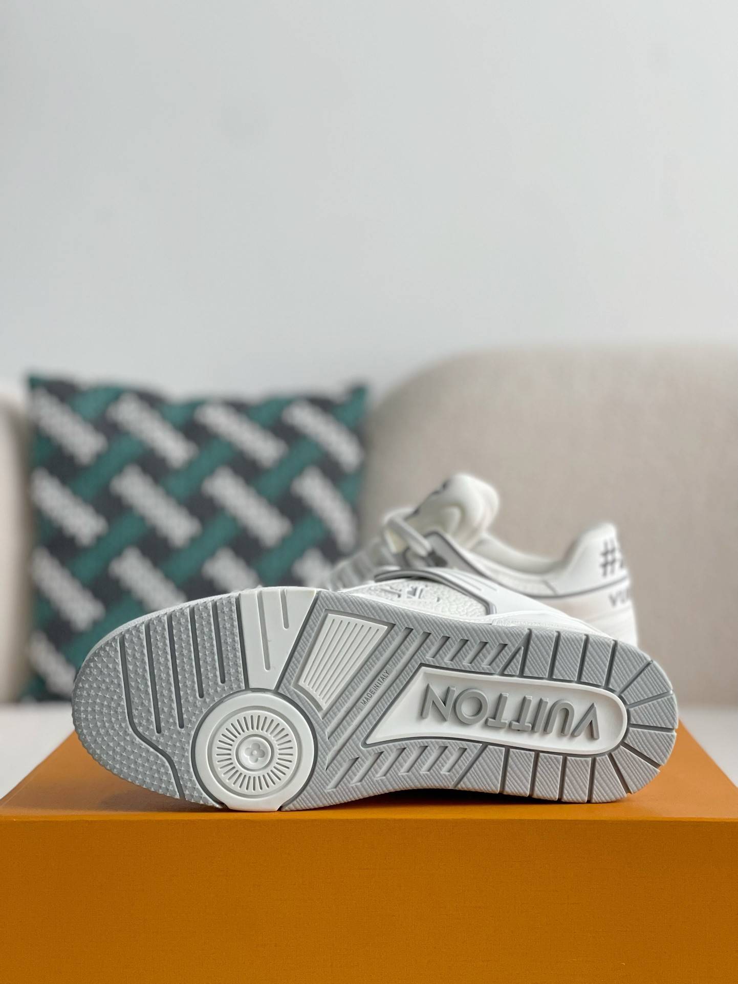 L*V SNEAKERS