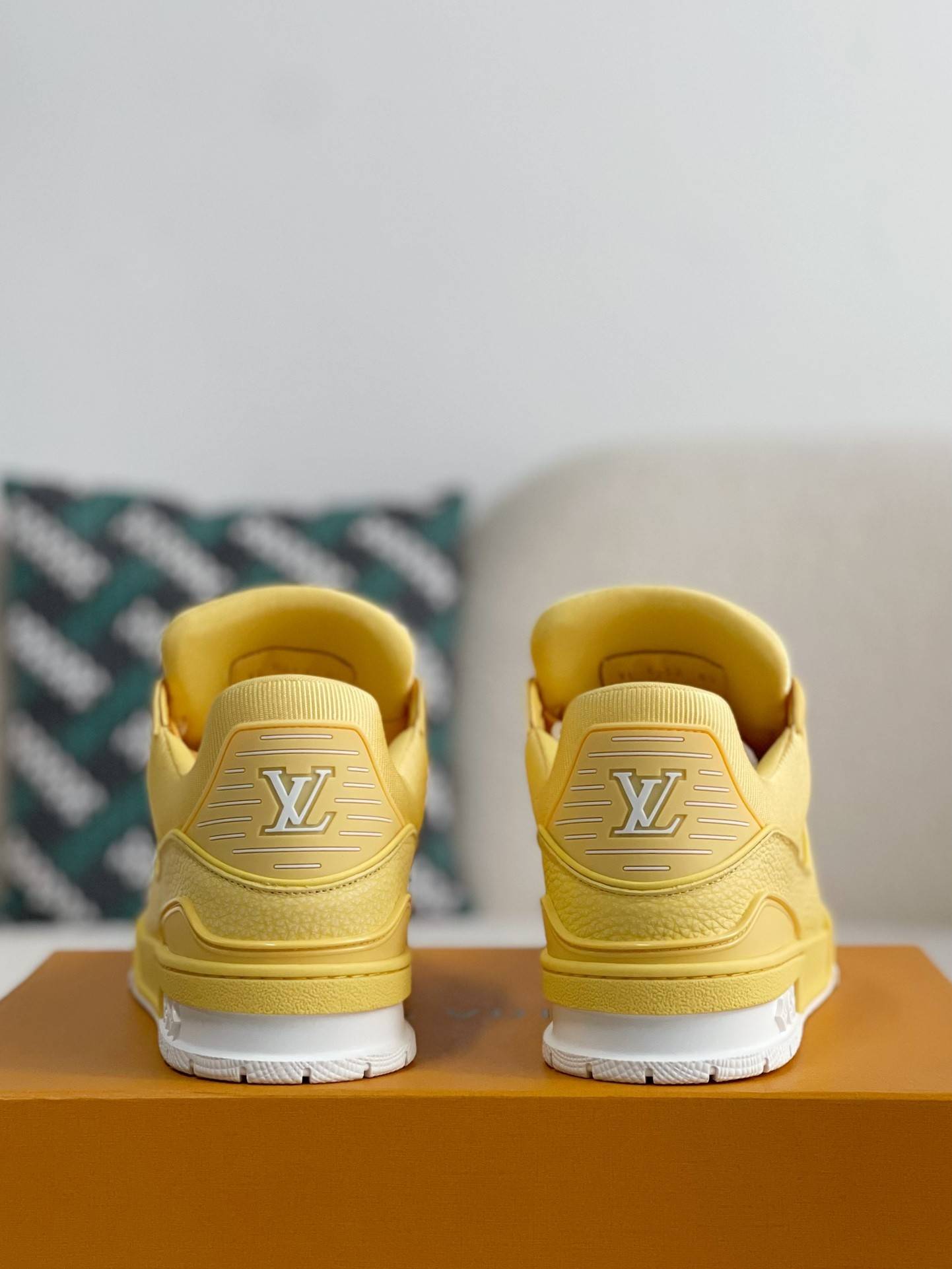 L*V SNEAKERS