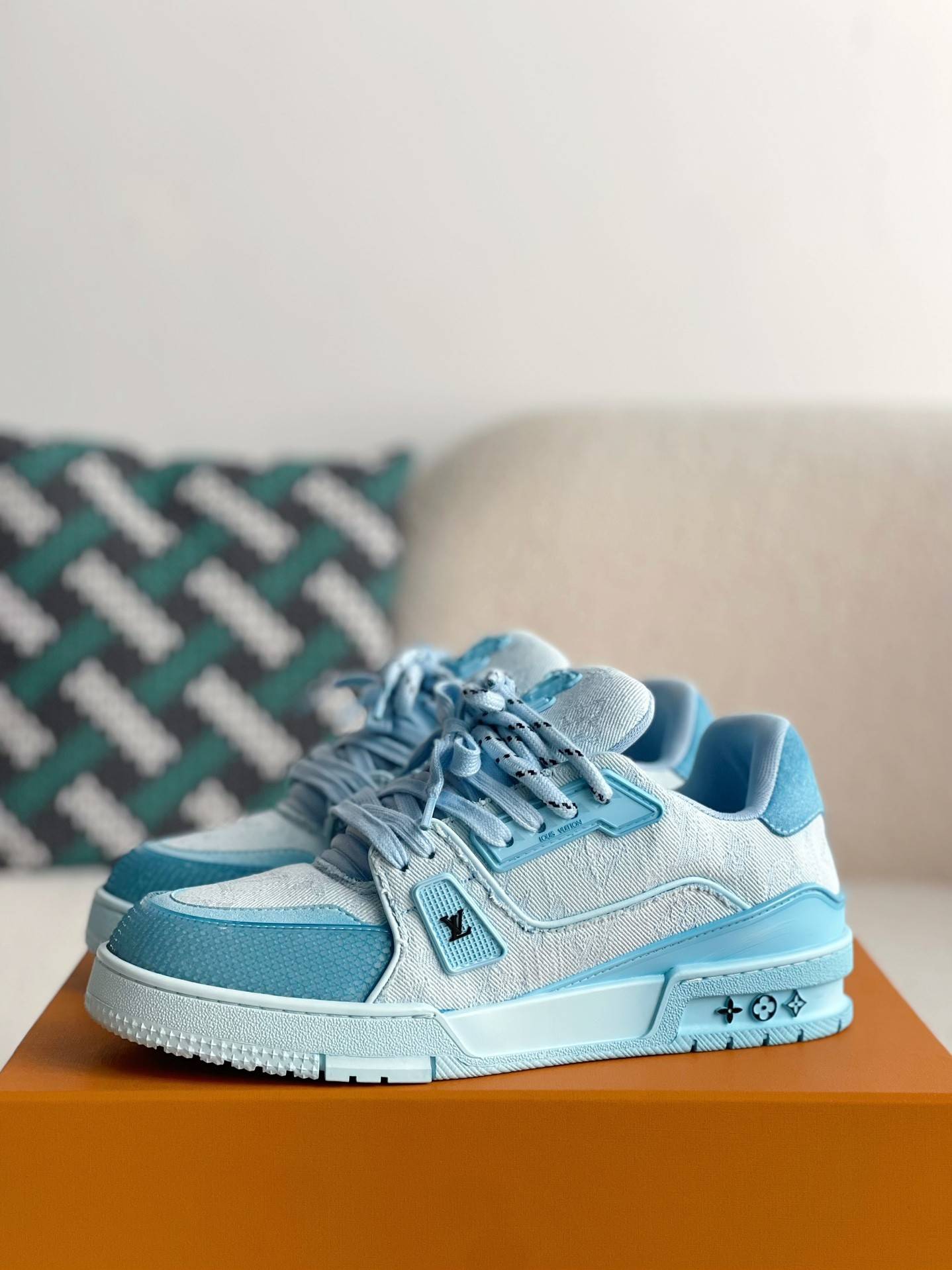 L*V TRAINER SNEAKERS