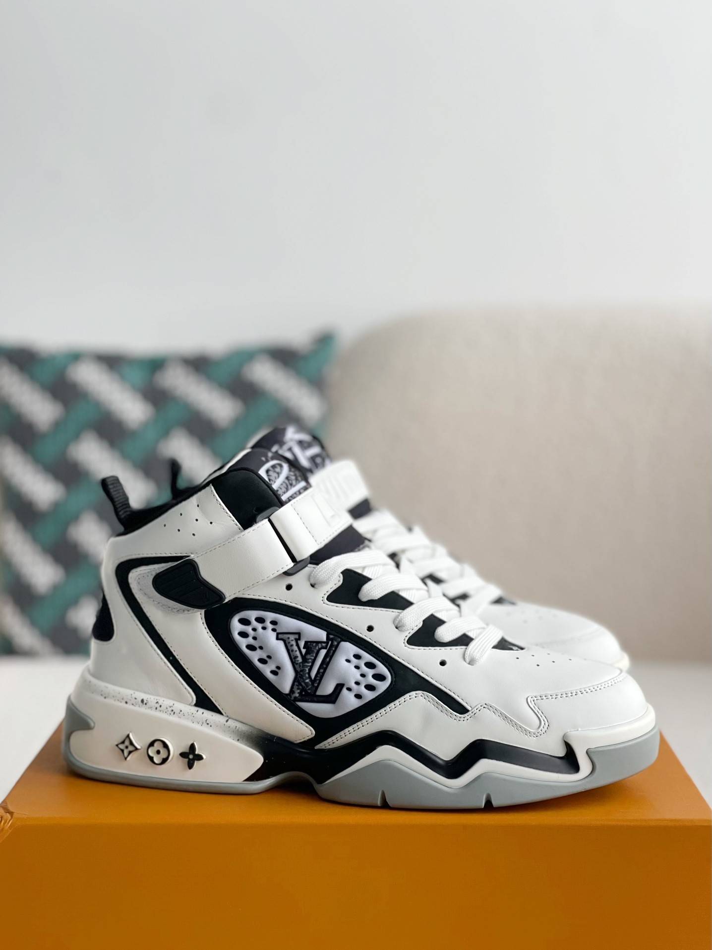 L*V Trainer Adjustable Mode Paste Sports Casual Shoes