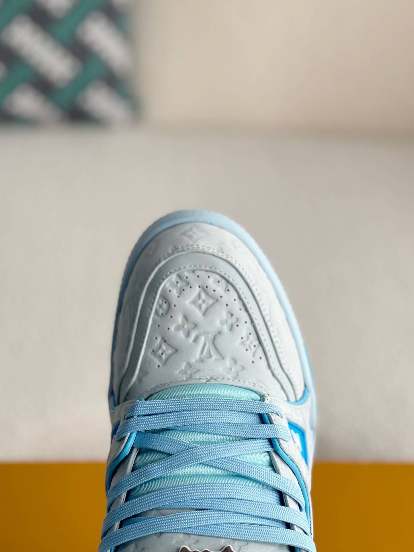 L*V SNEAKERS