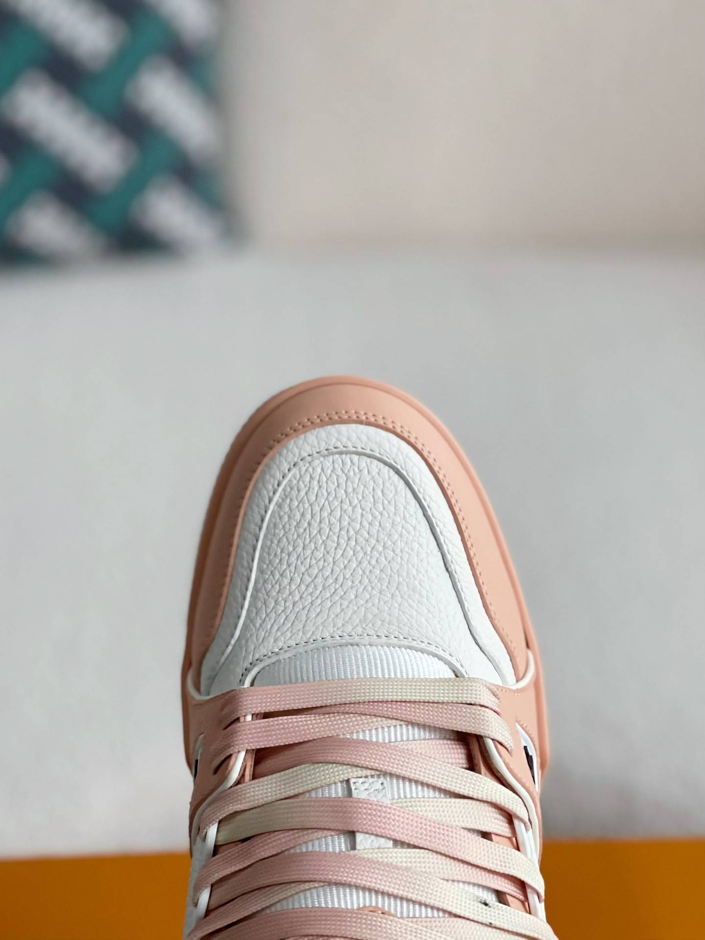 L*V SNEAKERS
