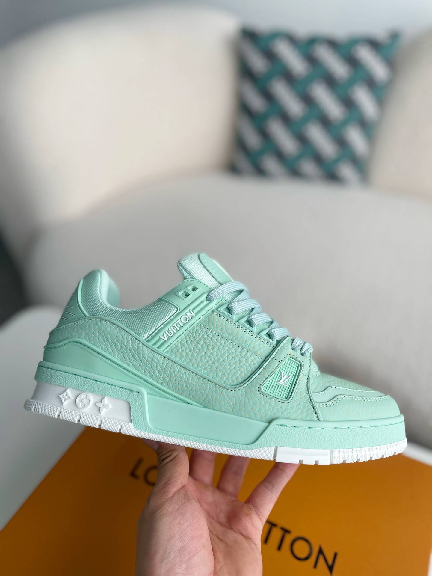 L*V SNEAKERS