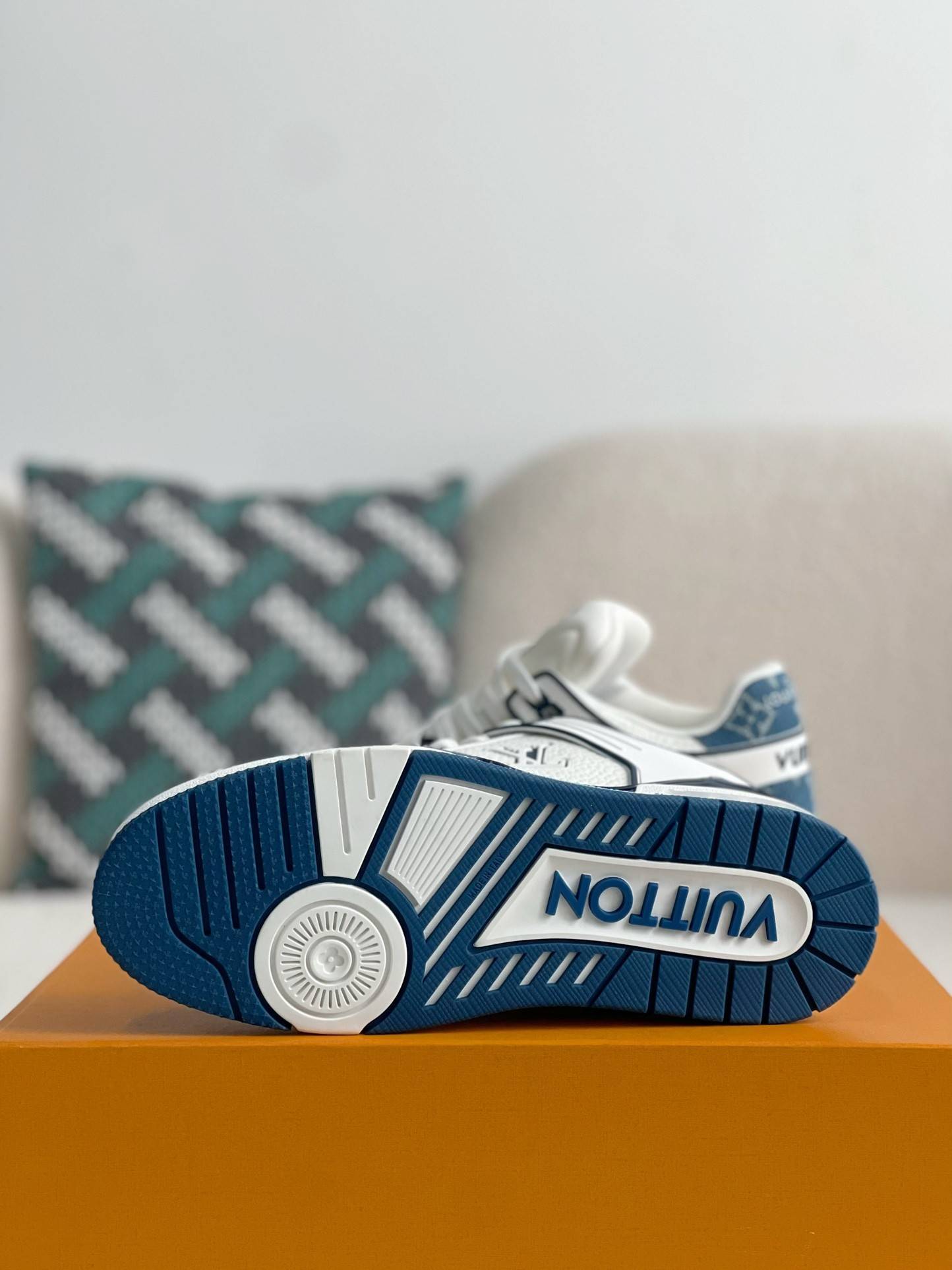 L*V SNEAKERS
