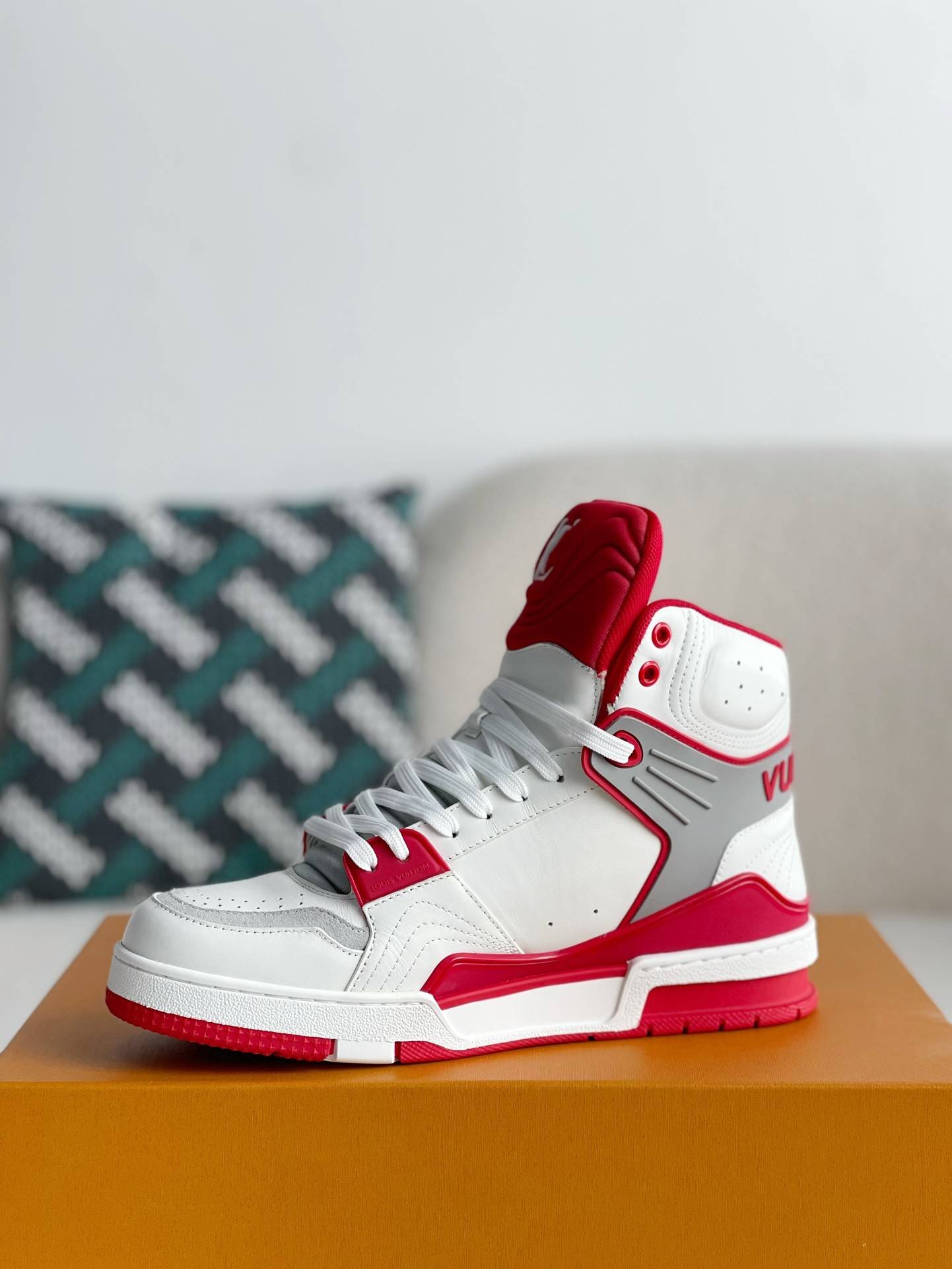 L*V TRAINER SNEAKERS