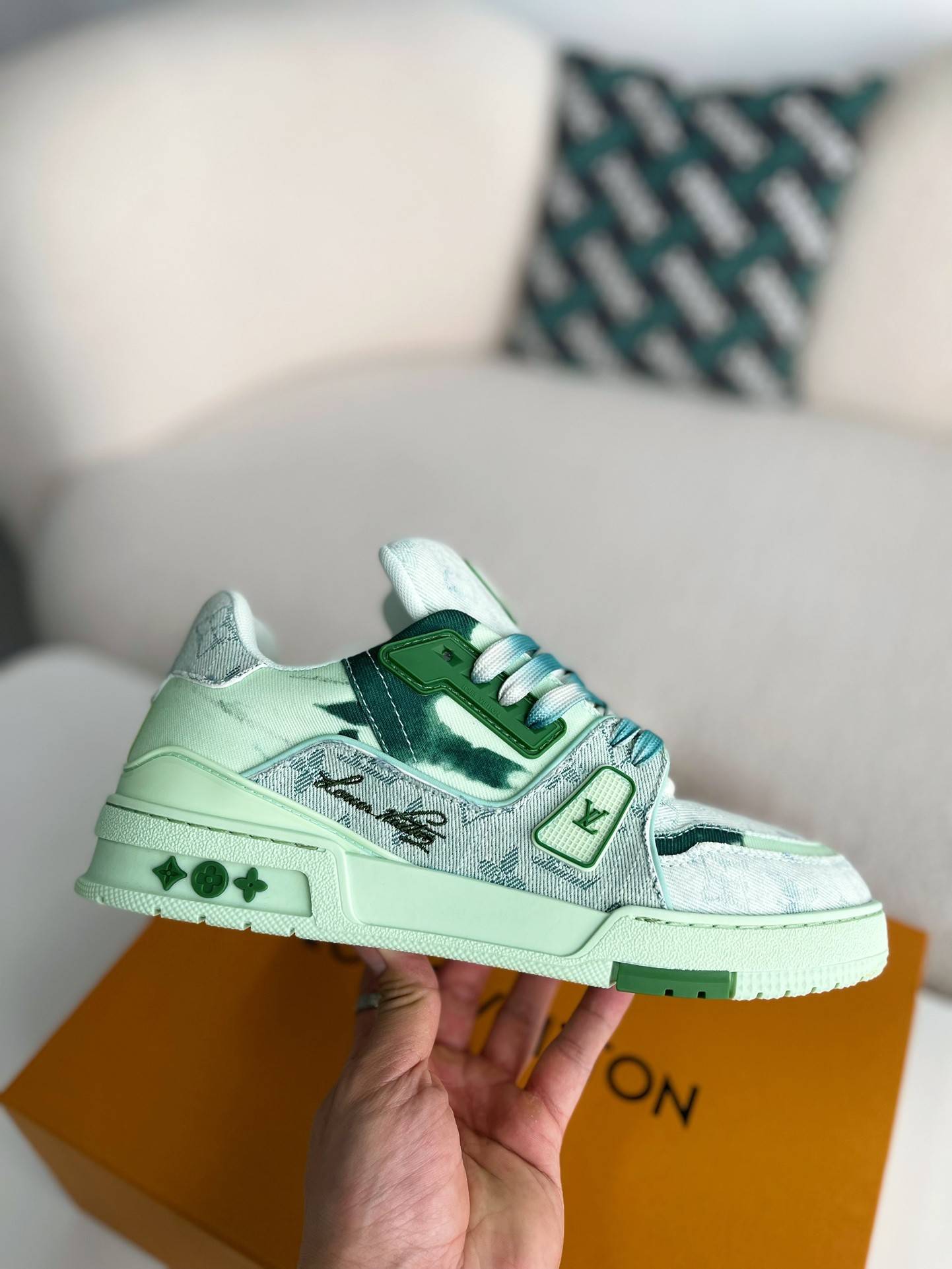 L*V SNEAKERS