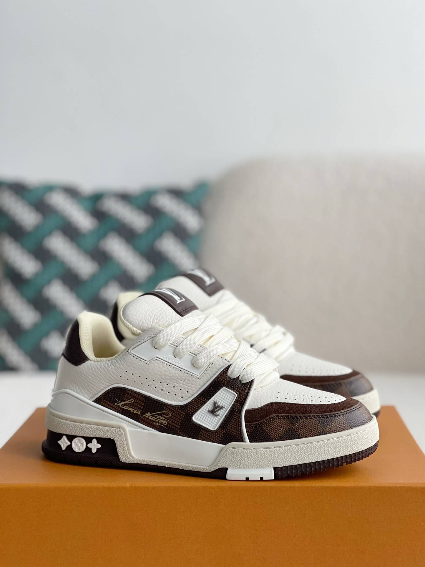 L*V TRAINER SNEAKERS