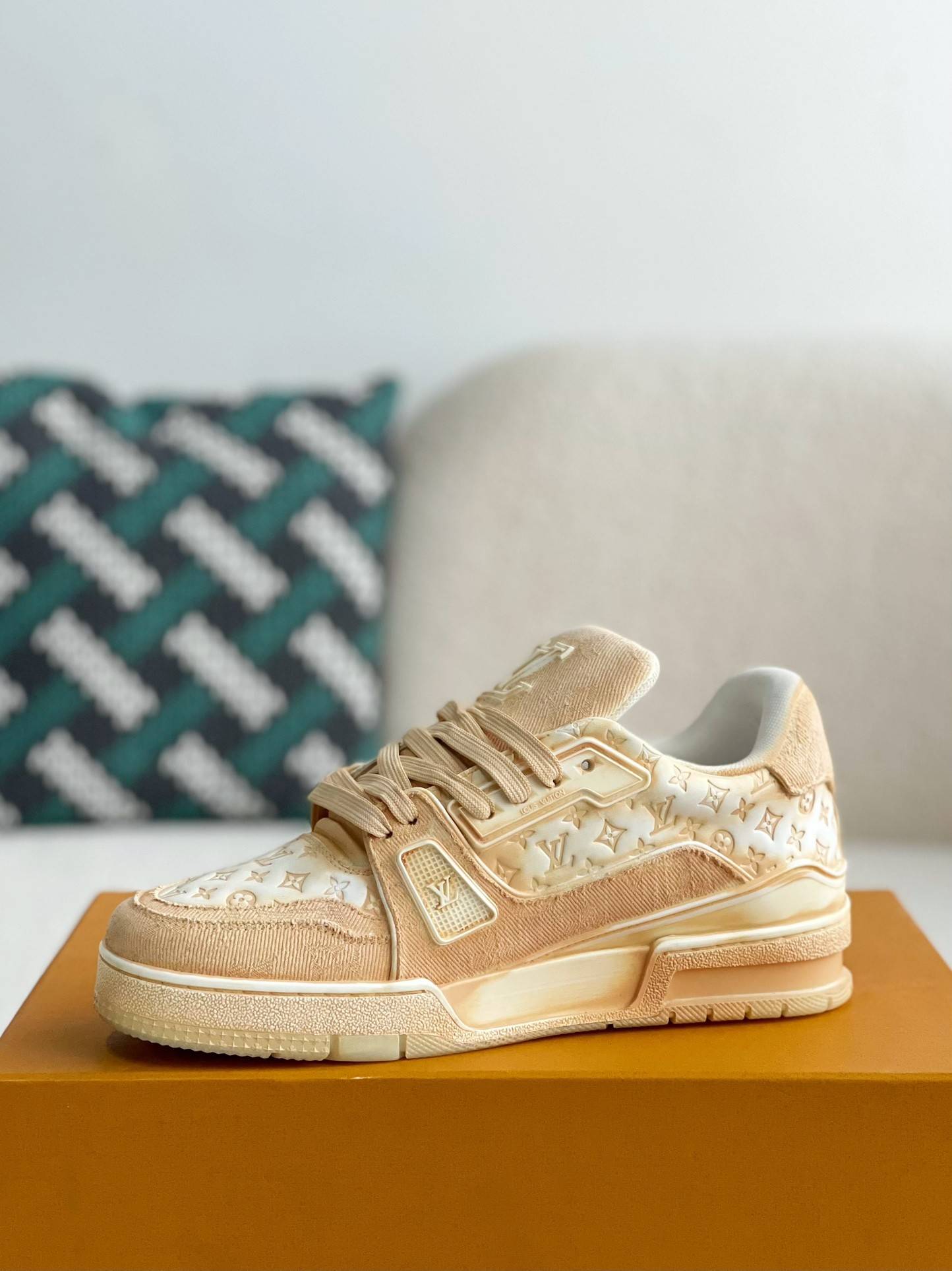 L*V TRAINER SNEAKERS