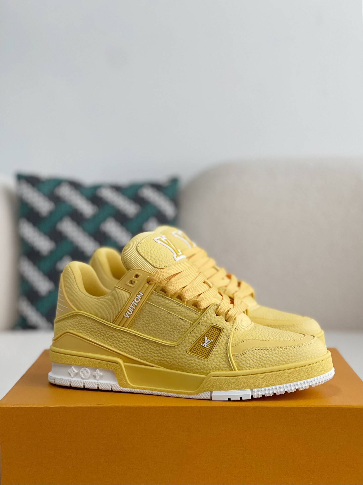 L*V SNEAKERS