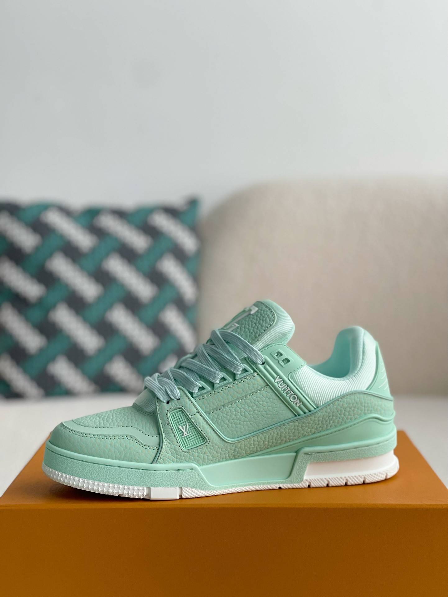 L*V SNEAKERS