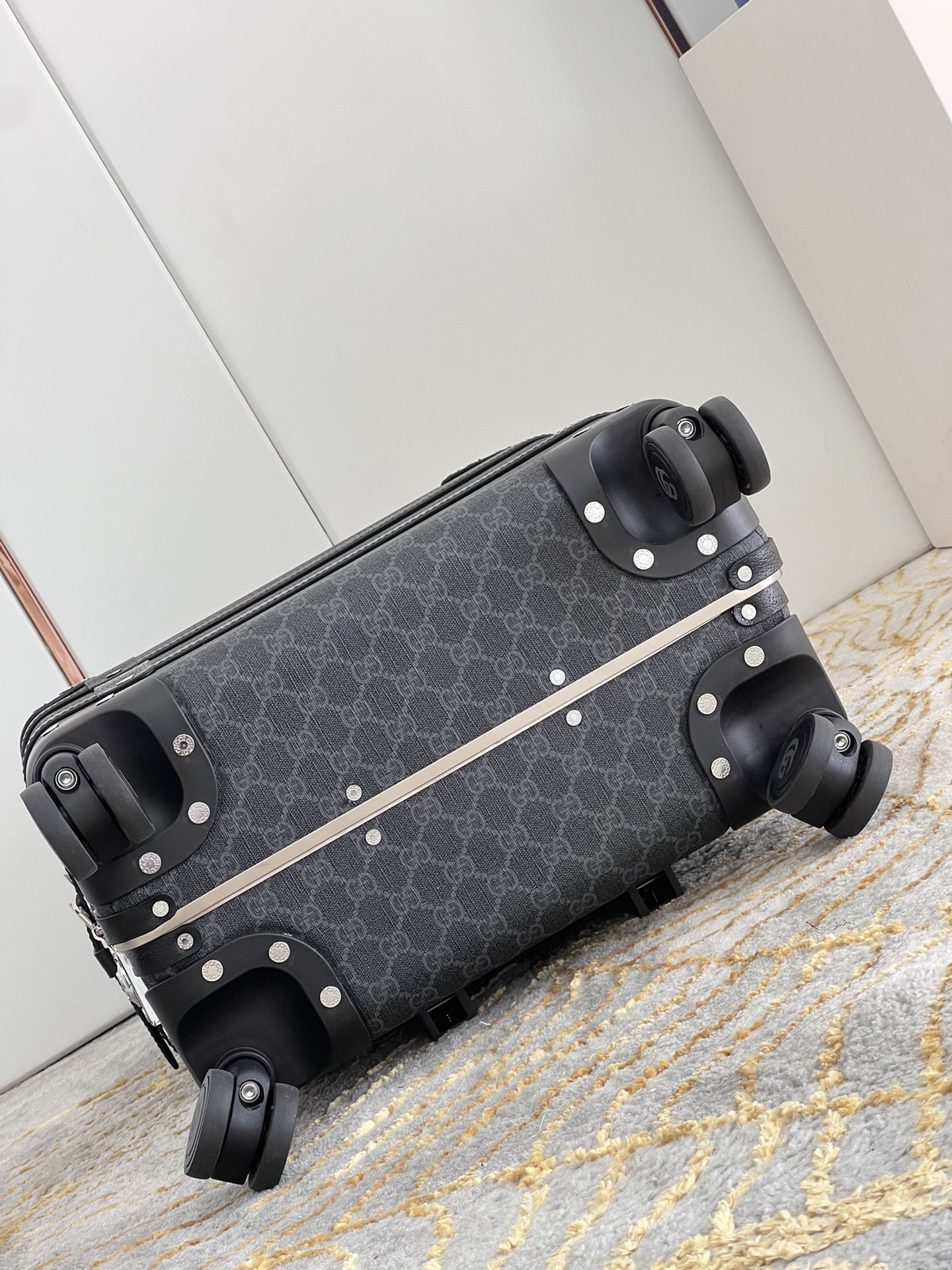 G*u*i suitcase/trolley case f902 retro size 20 inches