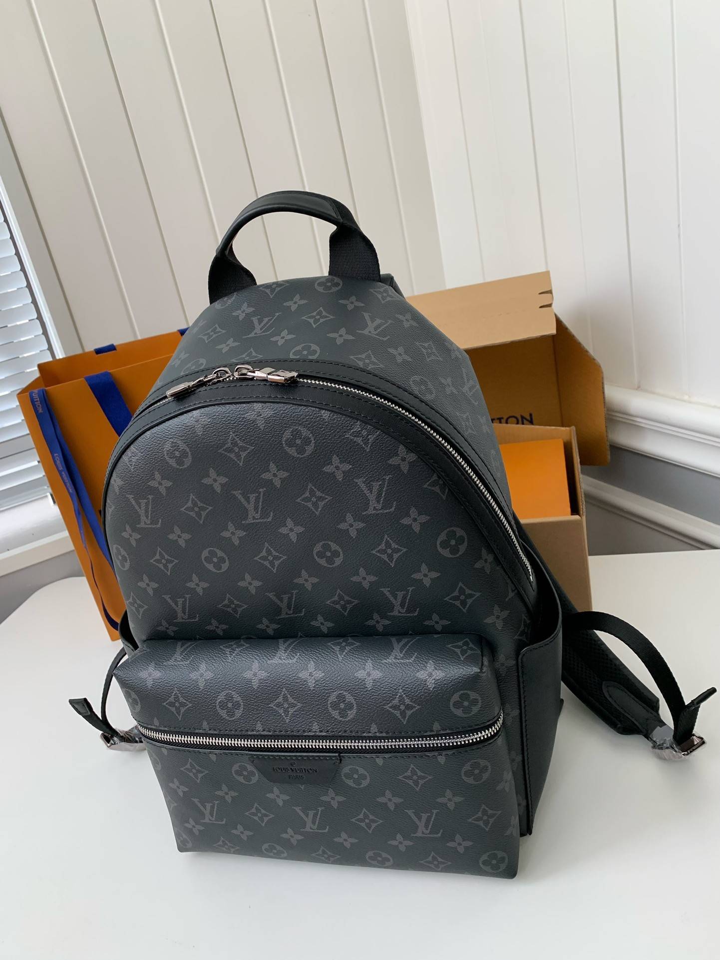 L*V DISCOVERY Small Backpack PM M22558 Size: 29 * 38 * 20cm