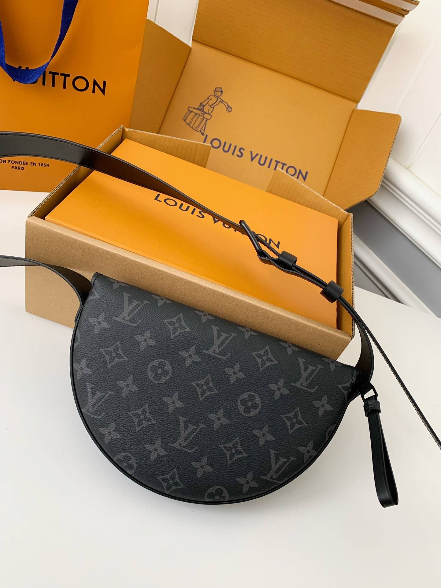 L*V Autumn/Winter New L*V MOON CROSSBODY Handbag M23835, Top Quality Size: 24.5 * 16 * 4.5c