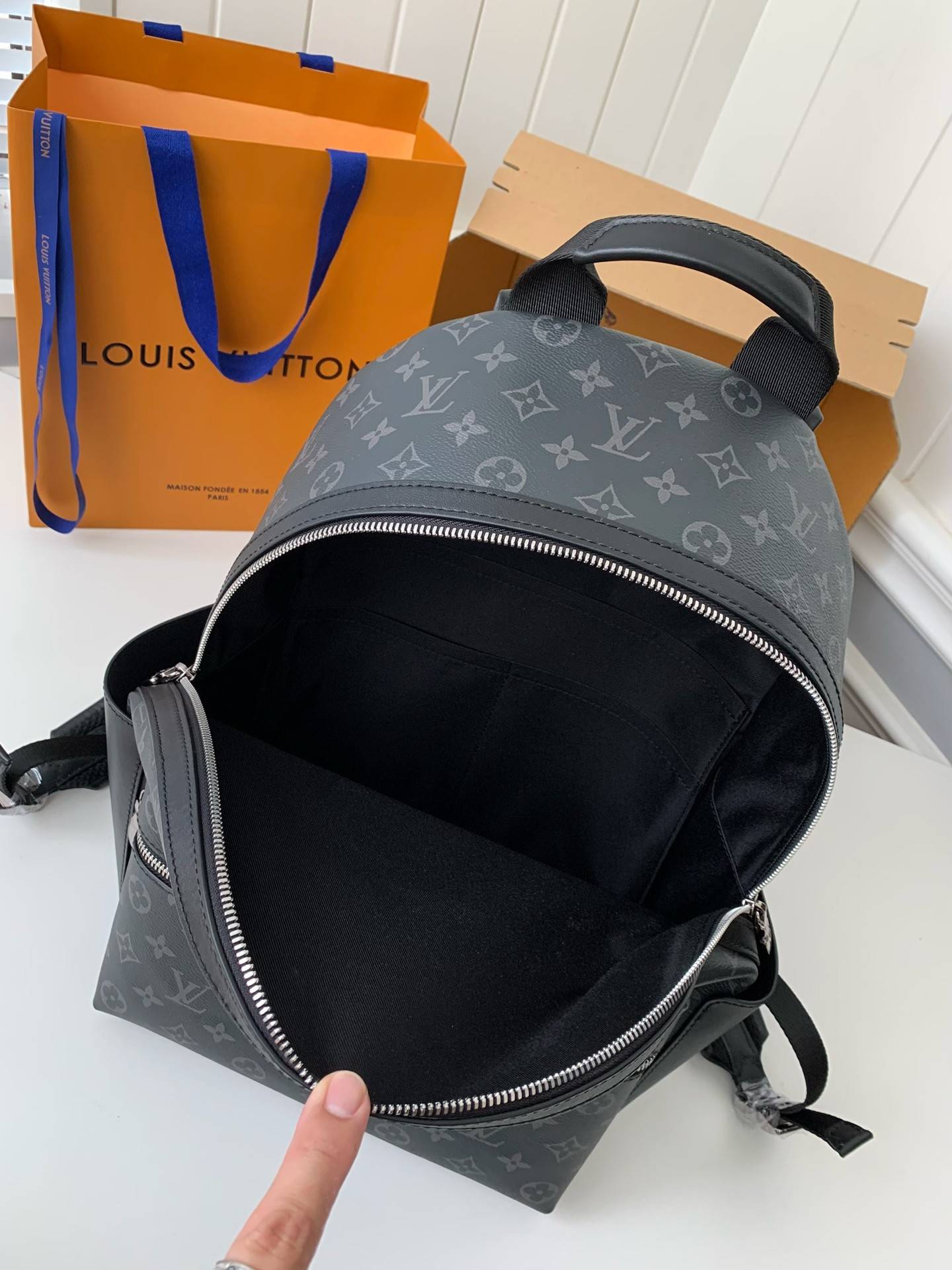 L*V DISCOVERY Small Backpack PM M22558 Size: 29 * 38 * 20cm