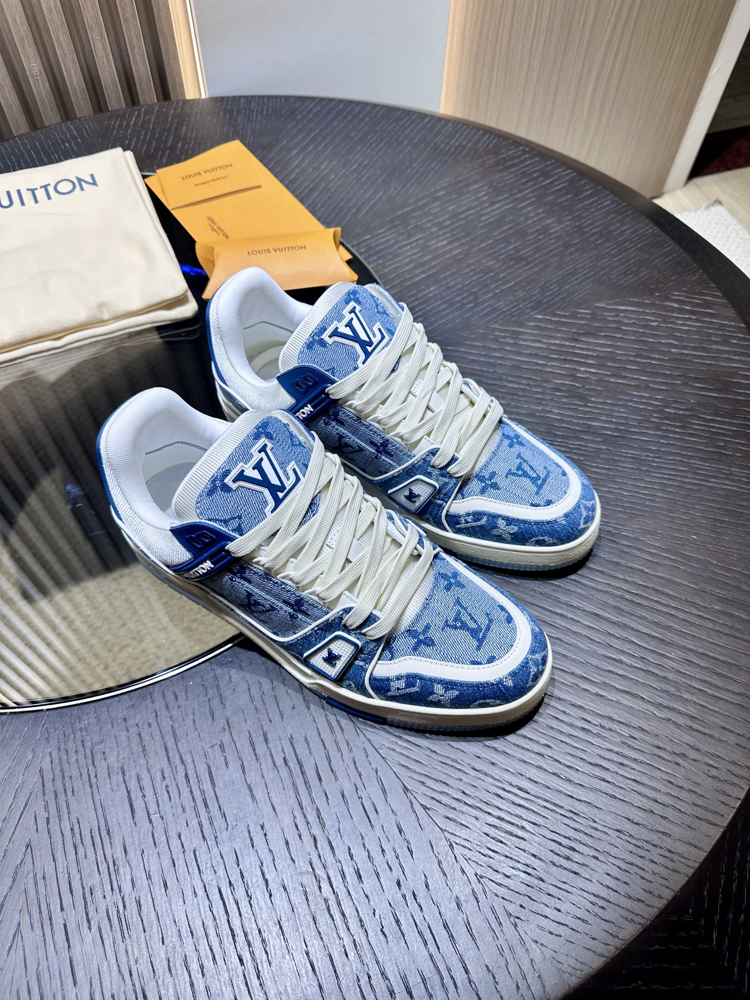 L*V TRAINER Sneakers 1ADHHV
