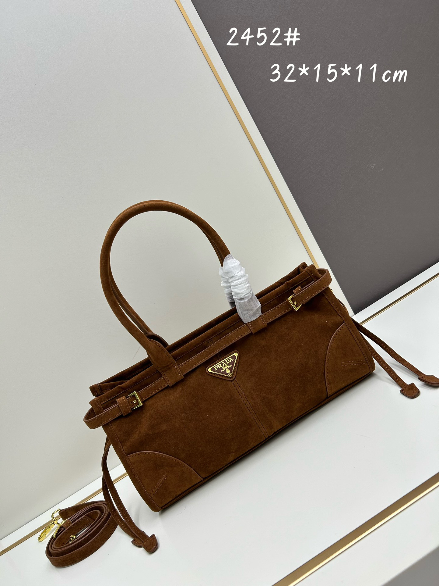 Prada matte size 32x15x11, style number 2452 [ADA new product] retro style, black waxed leather, the new favorite handbag!