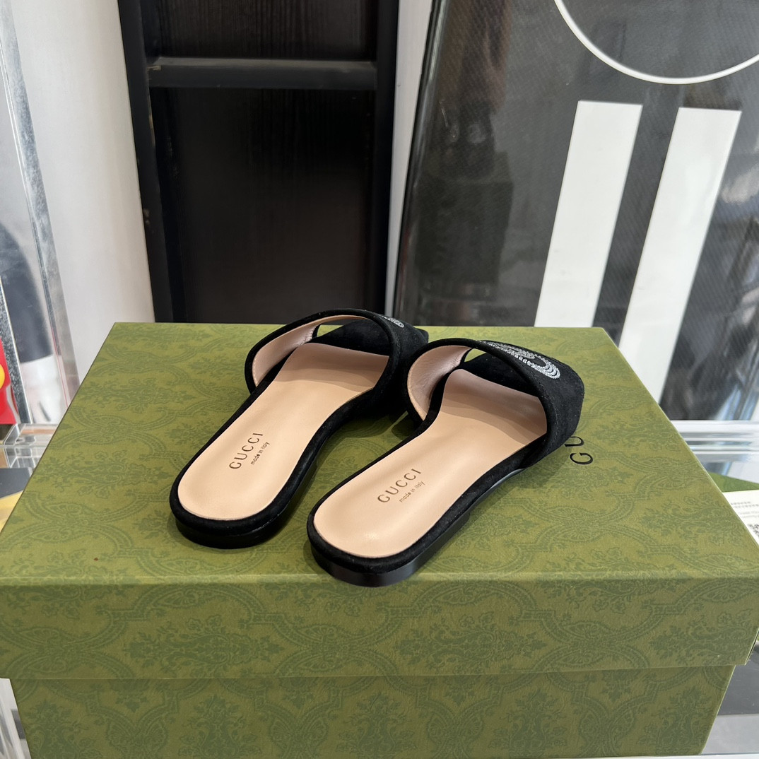 G*u*i slippers