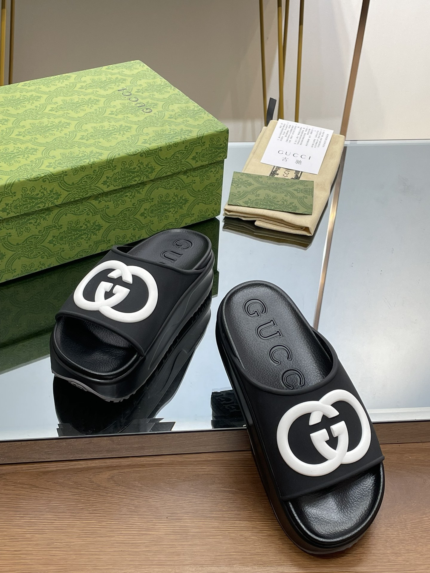 G*u*i slippers