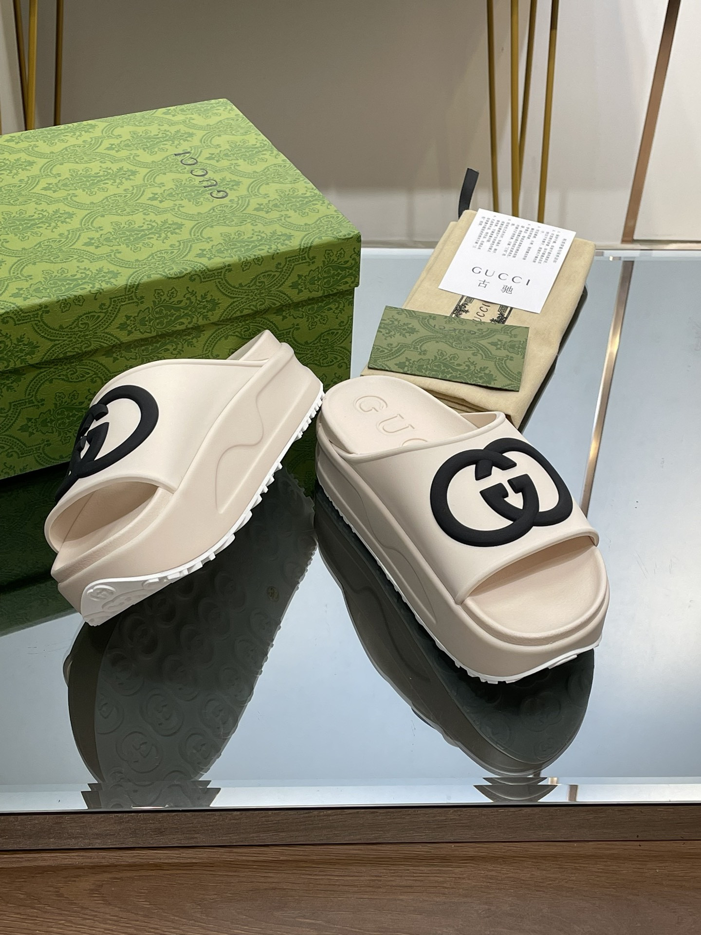 G*u*i slippers