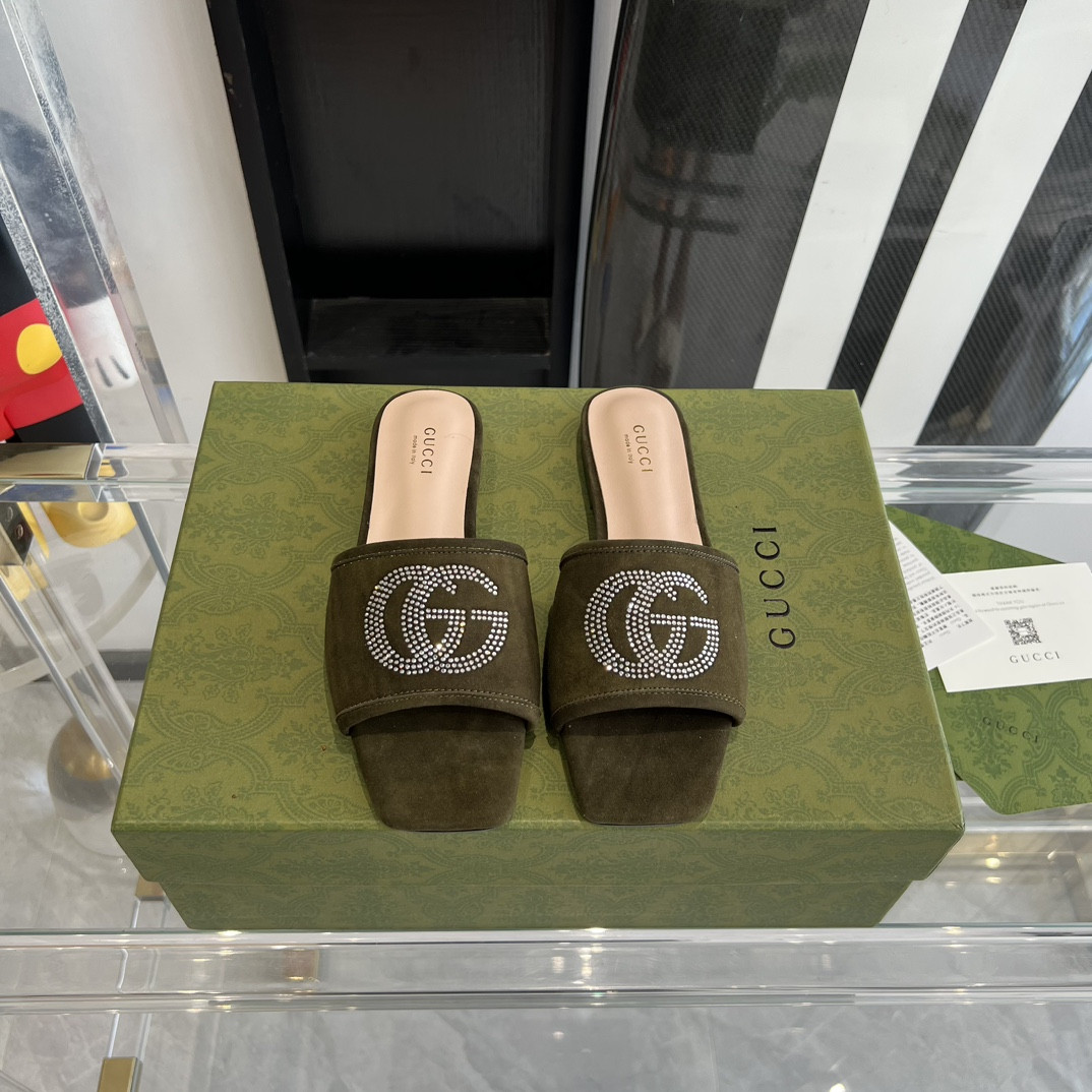 G*u*i slippers