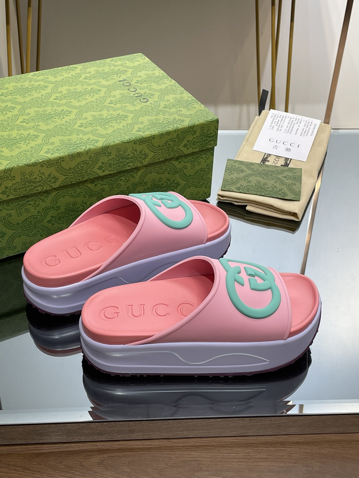 G*u*i slippers