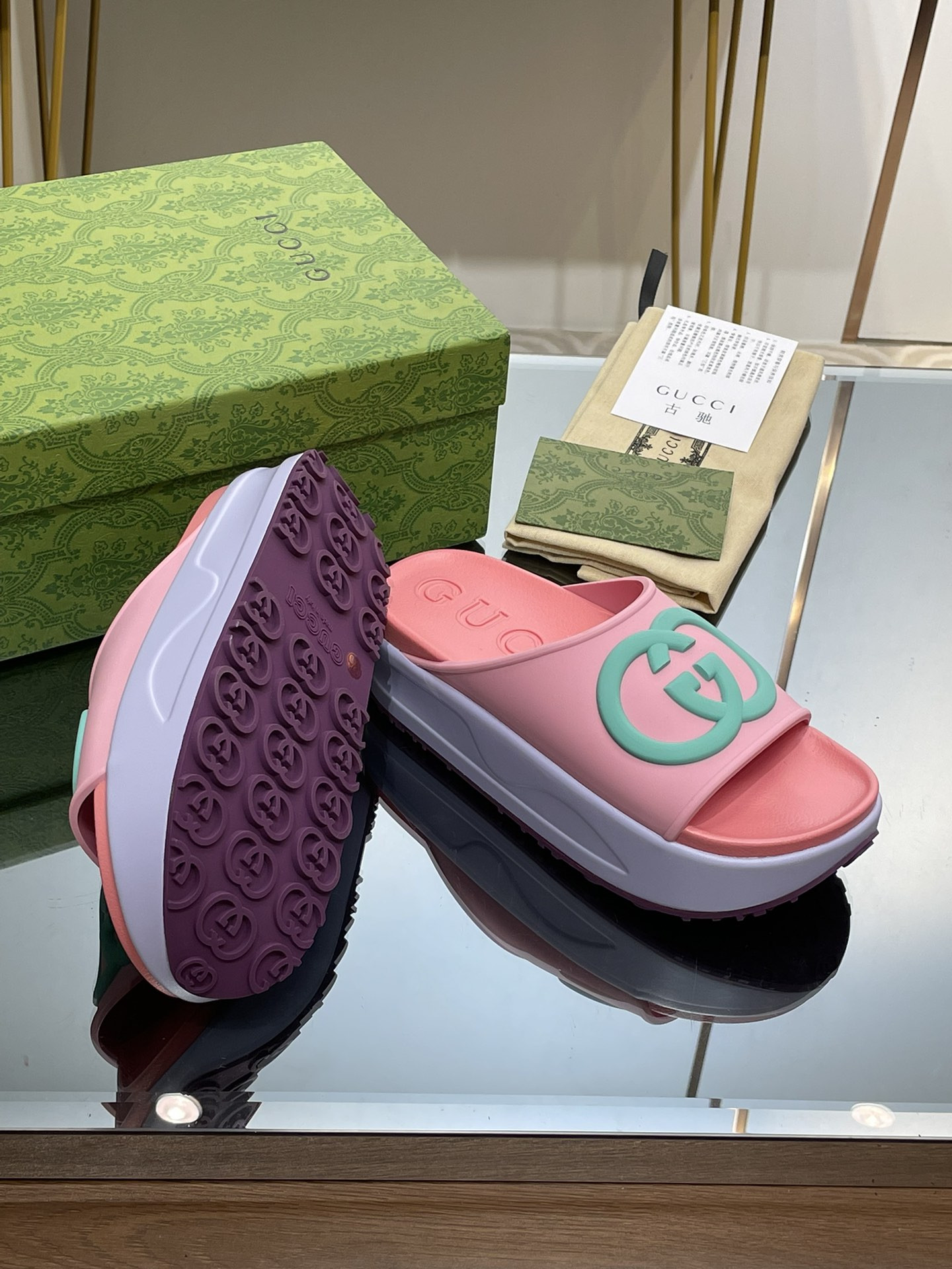 G*u*i slippers