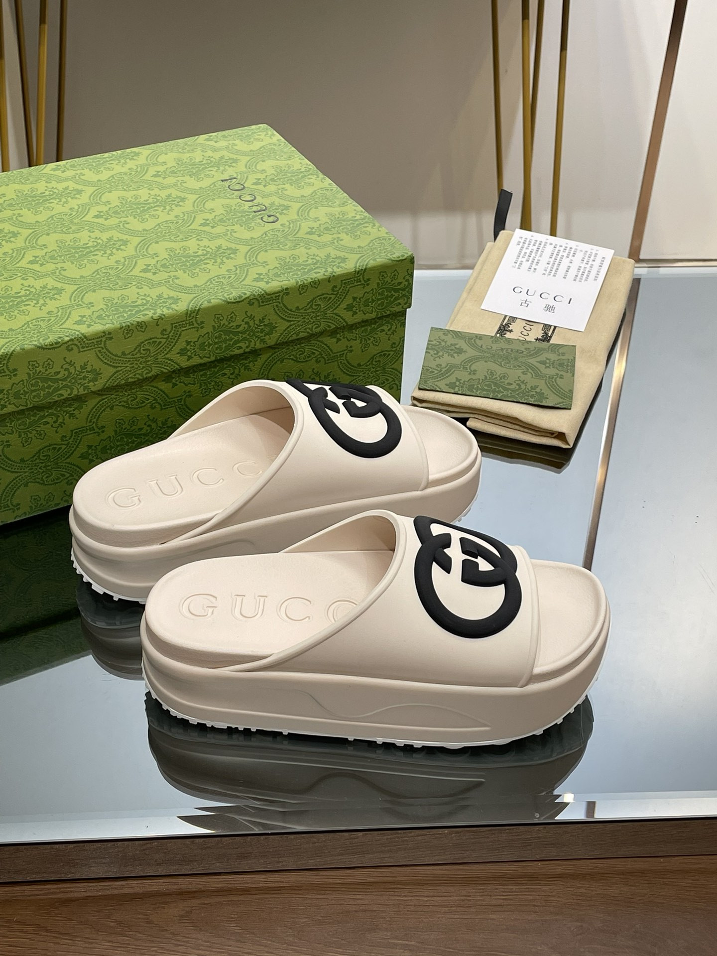 G*u*i slippers